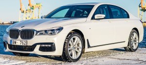 2016_bmw_7-series_g11_sedan_front_view